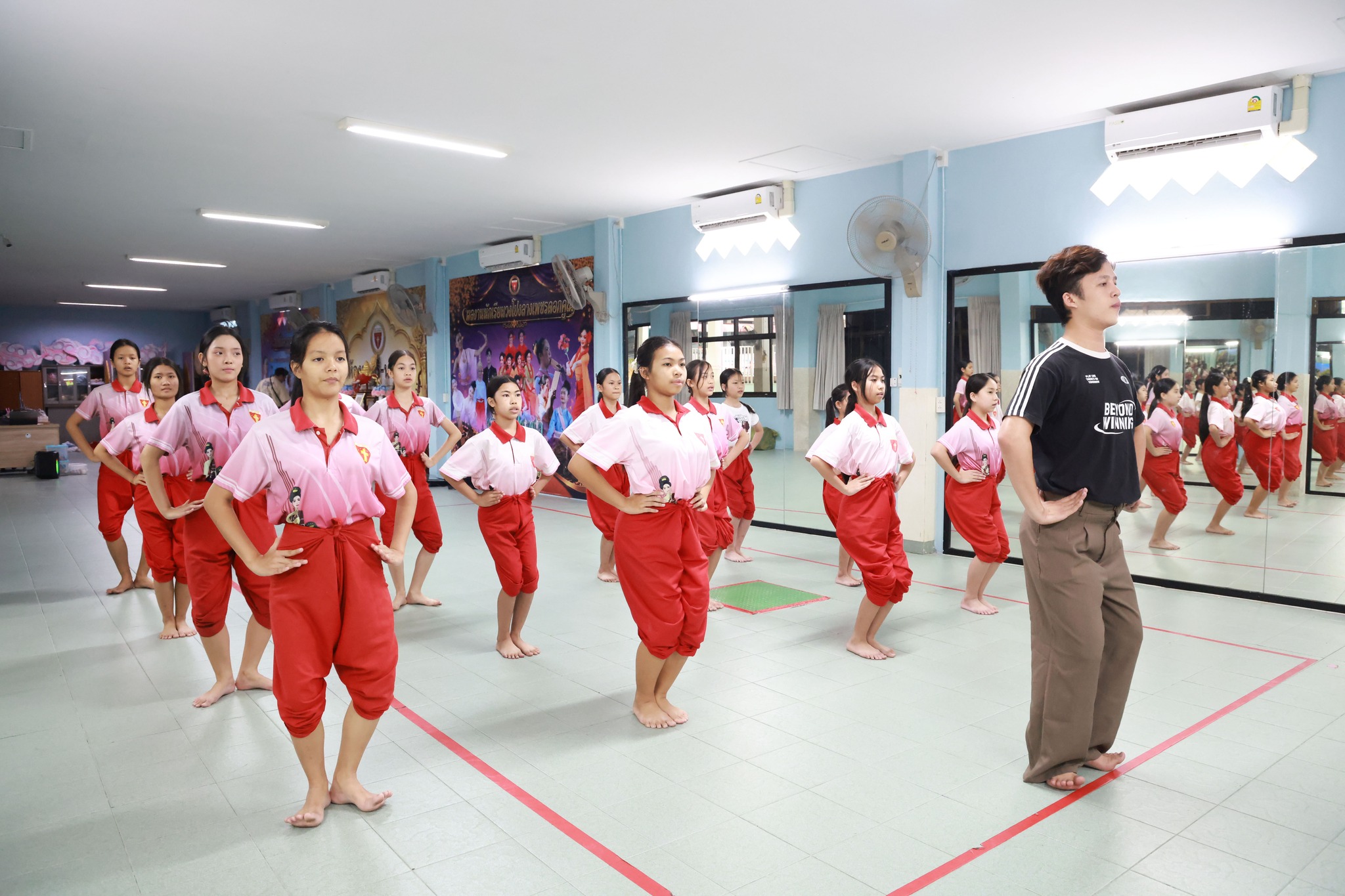 ภาพ Facebook: บรรยากาศการฝึกซ้อมของเด็ก ๆ ชมรมนาฏศิลป์ โรงเรียนมหาไถ่ศึกษาขอนแก่น ที่ต่า…